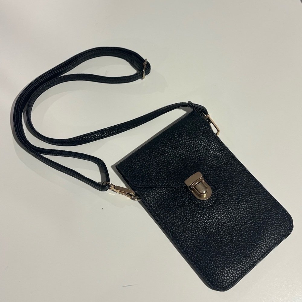 Sleek Black Leather Crossbody Bag with Metallic Closure